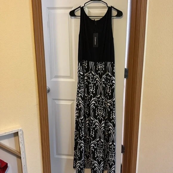 Elegant Black and White Maxi Dress - Picture 2 of 3